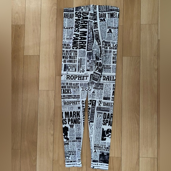 Blackmilk Harry Potter Daily Prophet Leggings - Picture 2 of 5